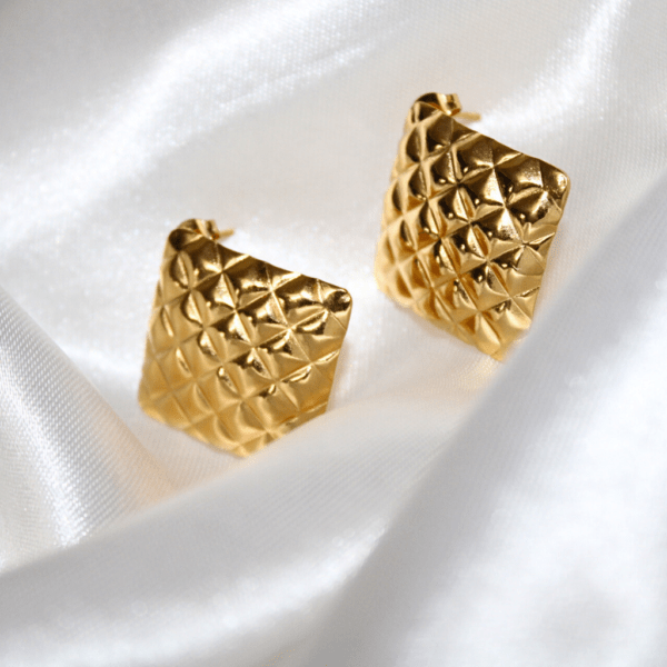 Kyrin Anti Tarnish Gold Square Earings - Image 3