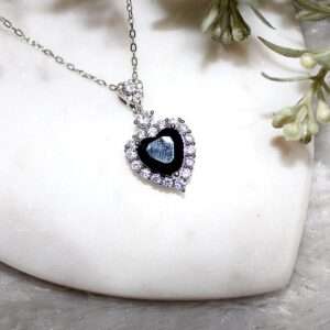 Kyrin Elegant Black Heart Crystal Necklace with Silver Halo – Romantic Pendant Jewelry for Women