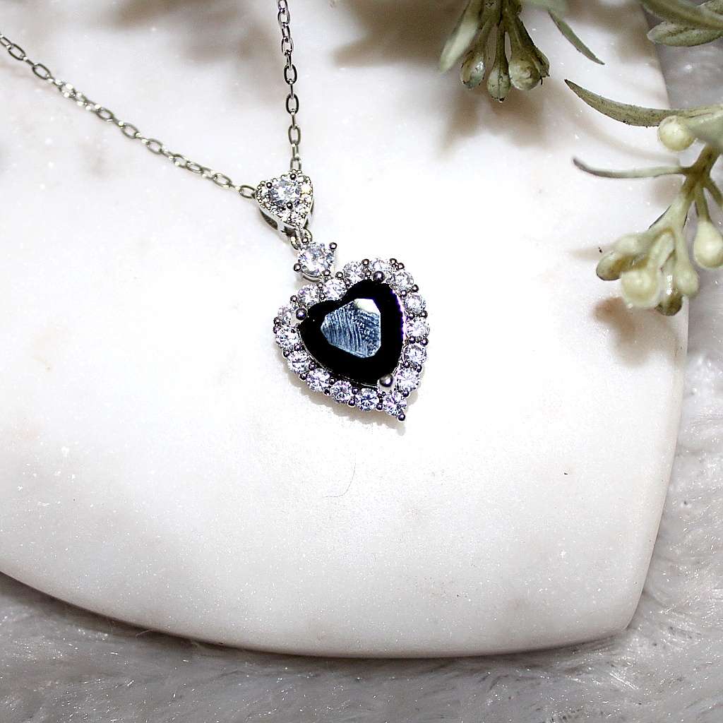 Kyrin Elegant Black Heart Crystal Necklace with Silver Halo – Romantic Pendant Jewelry for Women
