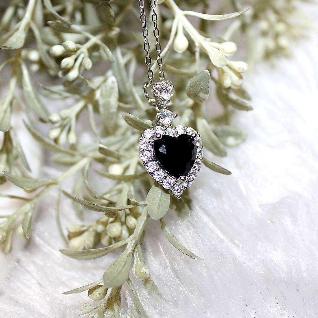 Kyrin Elegant Black Heart Crystal Necklace with Silver Halo – Romantic Pendant Jewelry for Women - Image 4