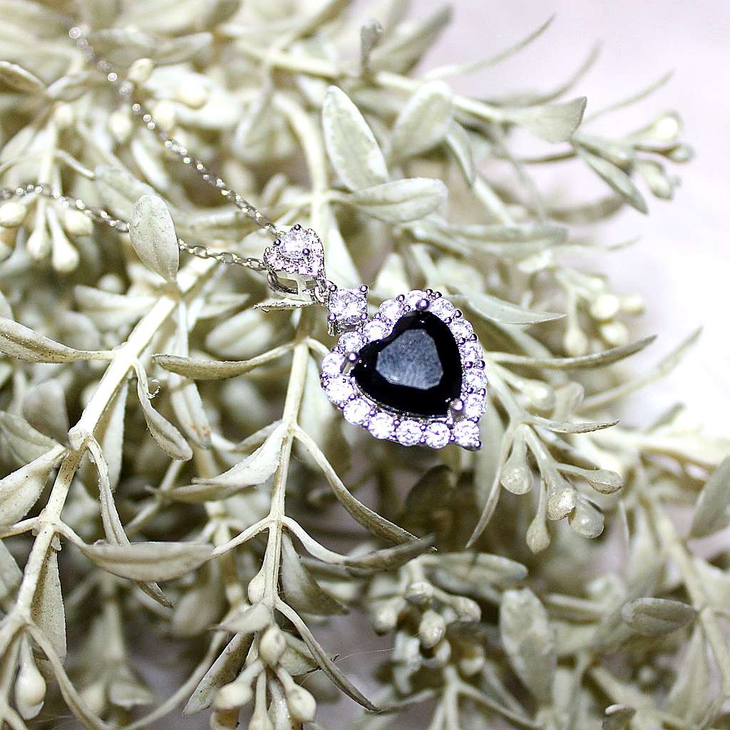 Kyrin Elegant Black Heart Crystal Necklace with Silver Halo – Romantic Pendant Jewelry for Women - Image 3